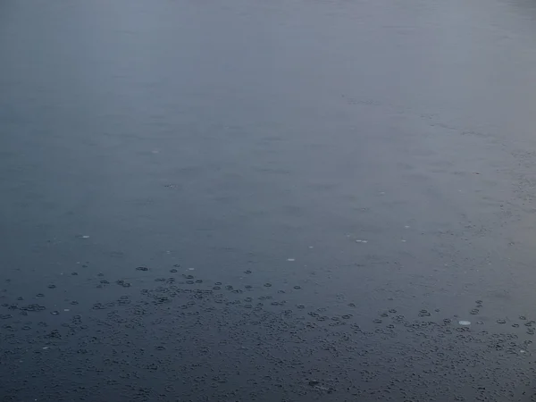 Ritning i isen på en damm — Stockfoto