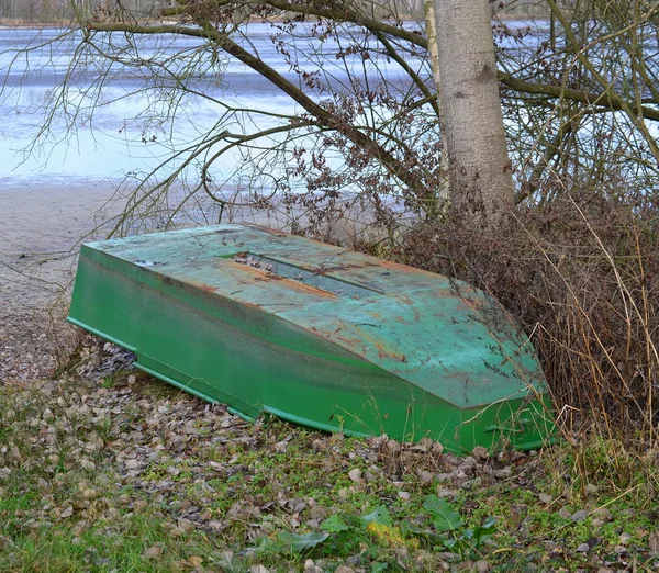 Viejo barco de metal en la orilla del estanque — Foto de Stock