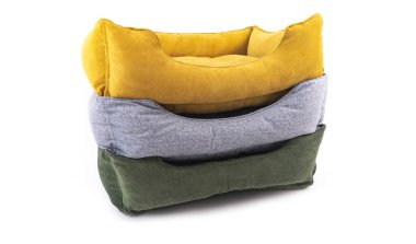 Köpekler ve kediler için üç renkli yatak