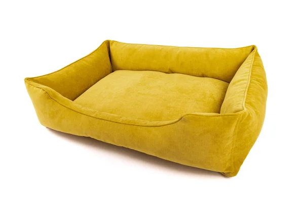 Canapé pour chien jaune isolé — Photo
