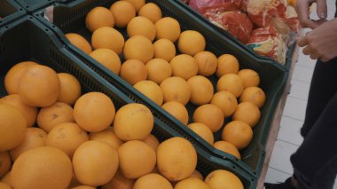 Portakallar sepetin içinde..