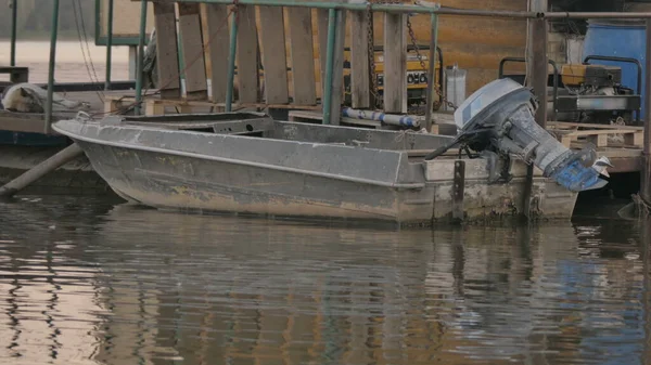 An old motor boat is at the pier. Boat parking. — Stock Photo, Image