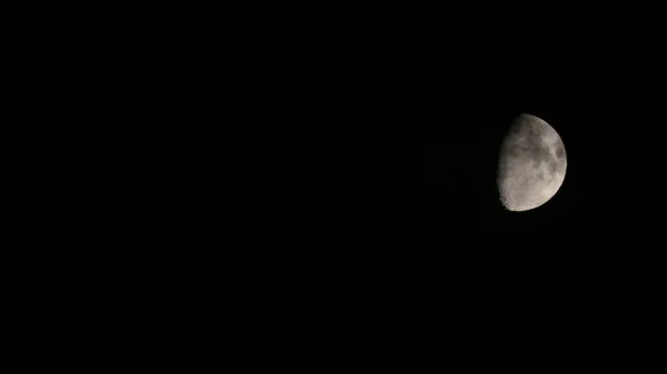 하늘에 있는 달은 매우 근접 해 있습니다. 구름은 어둠 속에서 달을 뚫고 떠다닌다. — 스톡 사진
