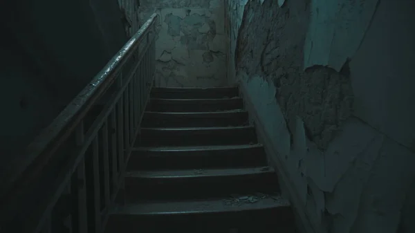 Κατέστρεψε το σχολείο στο Μπεσλάν μετά την τρομοκρατική επίθεση. Παλιοί άδειοι διάδρομοι. Η κάμερα ανεβαίνει τις σκάλες.. — Φωτογραφία Αρχείου