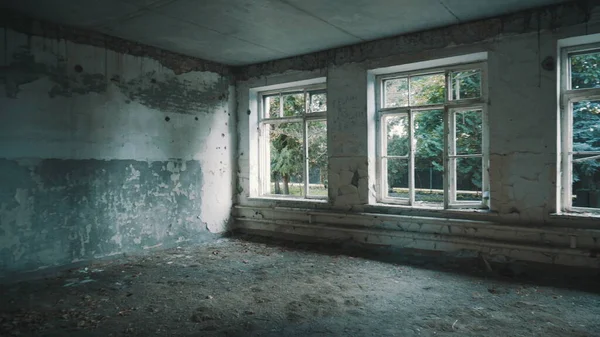 Destruiu a escola em Beslan após o ataque terrorista. Velhos corredores escolares vazios — Fotografia de Stock