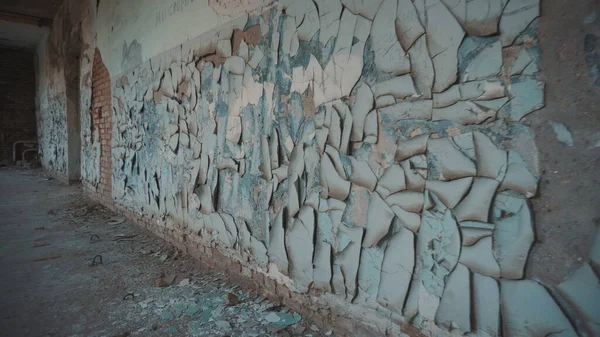 Destruyó la escuela en Beslan después del ataque terrorista. Viejos pasillos vacíos de la escuela — Foto de Stock