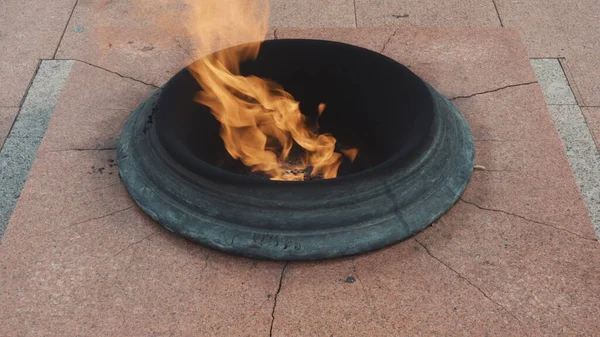 Vladikavkaz, Russia - September 1, 2018: Eternal flame in memory of the soldiers who died in the war. — Stock Photo, Image