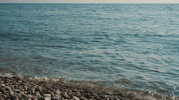 Blick auf das klare türkisfarbene Meer. Flut am Schwarzen Meer. — Stockfoto