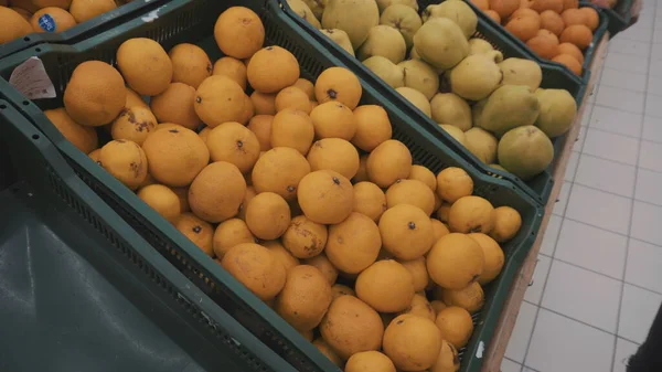 바구니에 담긴 오렌지가 시장에 나와 있다 — 스톡 사진