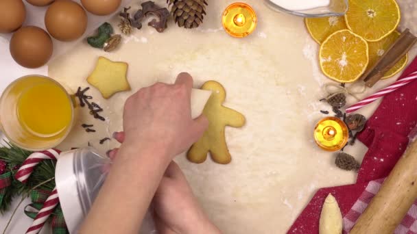 Mujer joven decora esmalte de colores festivos galletas de Navidad en forma de humano. Vista desde arriba time-lapse. — Vídeos de Stock