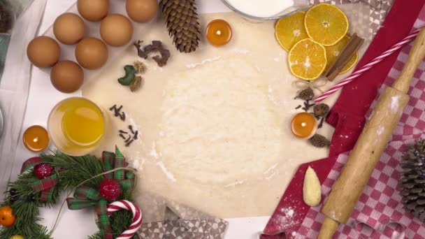 Eine junge Frau legt rohen Teig auf den Tisch für ein traditionelles festliches Weihnachtsgebäck. Blick von oben. — Stockvideo