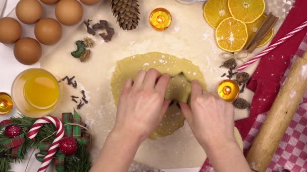 Молода жінка робить традиційне святкове різдвяне печиво у вигляді зірок. У тісто поміщають інжир. Вид зверху . — стокове відео