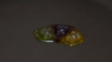 Sıcak tavada eriyen renkli jelibon ayıcıkları..