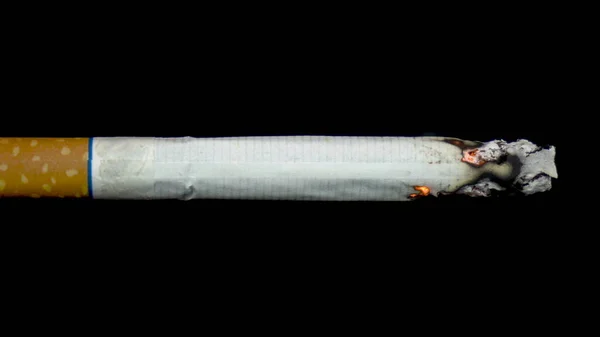 Cigareta doutná. Cigaretu na černém izolovaném pozadí. Zdravotní riziko — Stock fotografie