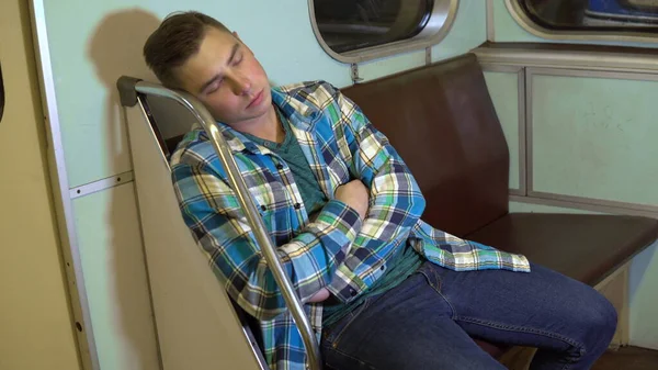 Mladý muž usnul ve vlaku metra. Staré metro auto — Stock fotografie