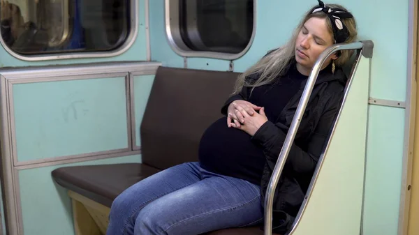 Uma mulher grávida adormeceu num comboio do metro. Carro velho do trem do metrô — Fotografia de Stock