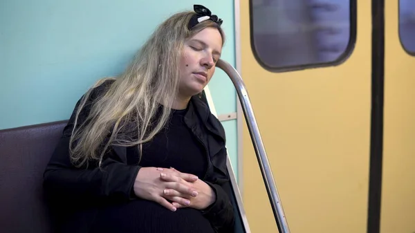 Une femme enceinte s'est endormie dans un métro. Ancien wagon de métro — Photo