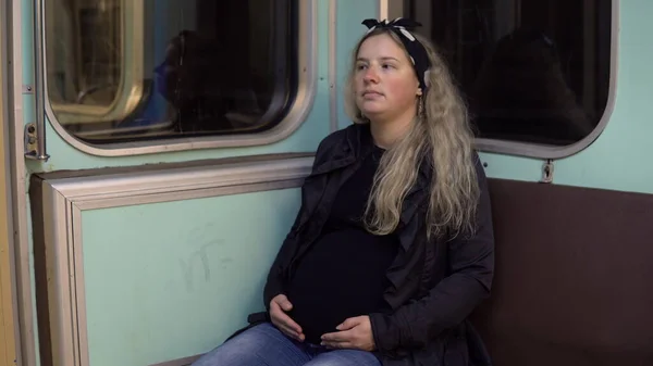 Una mujer embarazada subió a un tren subterráneo. Antiguo vagón de tren del metro — Foto de Stock