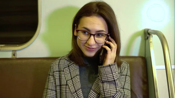 Une jeune femme parle au téléphone dans un métro. Ancienne voiture de métro — Photo