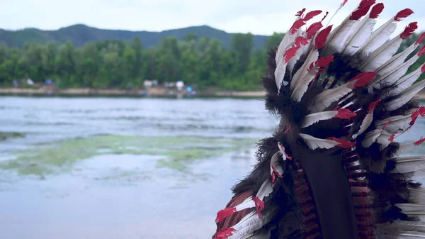 Antiguos indios nativos americanos se encuentra en el fondo del río. — Foto de Stock