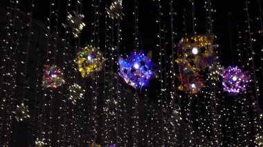 Geceleri sokakta kolye ampulleri yanıyor.