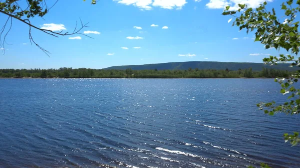 The river in windy weather. View of the river and hills — Stock Photo, Image