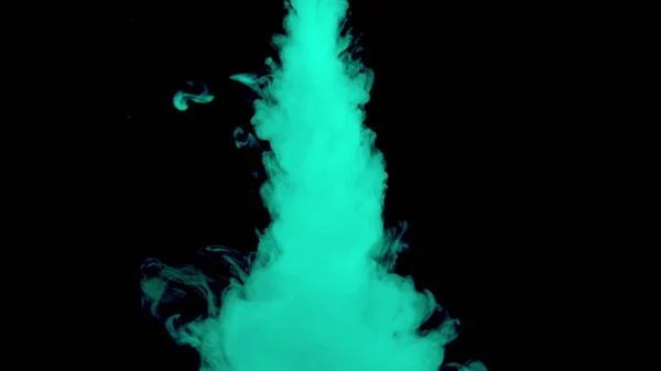 De vraies gouttes de peinture verte dans l'eau. Encre tourbillonnant sous l'eau. Nuage de collision d'encre isolé sur fond noir. Vue rapprochée — Photo