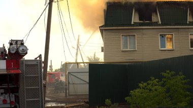 Samara, Rusya - 30 Temmuz 2019: Rus itfaiyeciler üç katlı bir evde çıkan yangını söndürdü. Bir yerleşim yerinin büyük yangını.