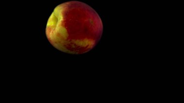 Şeftali suya düşer. Alfa ile siyah arkaplanda izole edilmiş. Görüntüyü kapat