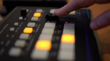 Kontrol paneli ekipmanları. Kol fişi kullanılarak sabit kameraların kontrolü.