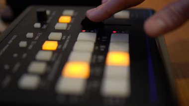 Kontrol paneli ekipmanları. Kol fişi kullanılarak sabit kameraların kontrolü.