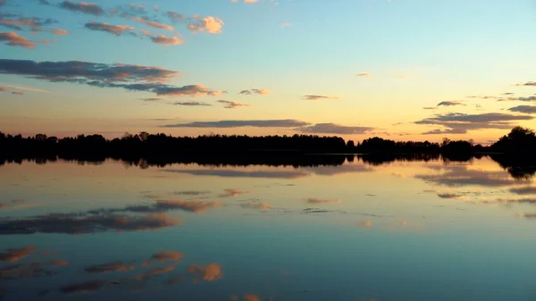 Panorama jezera při západu slunce. Jezero odráží oblohu — Stock fotografie