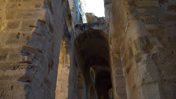 Gamla romerska ruiner. Forntida amfiteater i El Jem, Tunis. Passagen mellan kolumnerna ser underifrån och uppåt. Historiskt landmärke. — Stockfoto