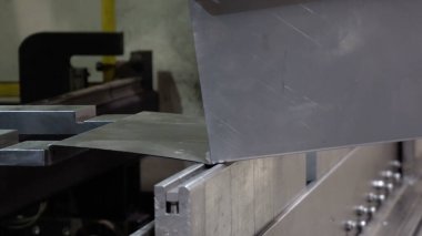 CNC bükme makinesi. Makine metal kısmı büker.