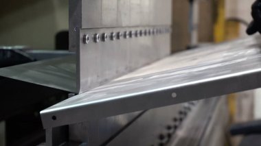 CNC bükme makinesi. Makine metal kısmı büker.