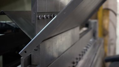 CNC bükme makinesi. Makine metal kısmı büker.