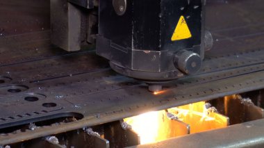 CNC makinesinde lazer kesimi var.