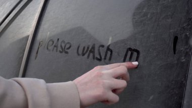 Genç bir kadın kirli bir arabaya 