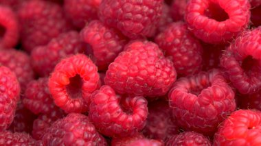 Markette bir sürü olgun ahududu var. Kamera hareket ediyor..