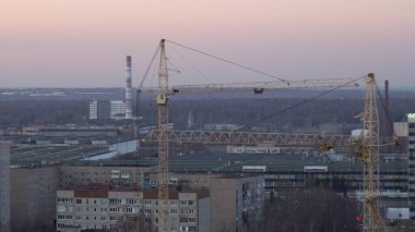 İnşaat alanında çalışan iki vinç var..