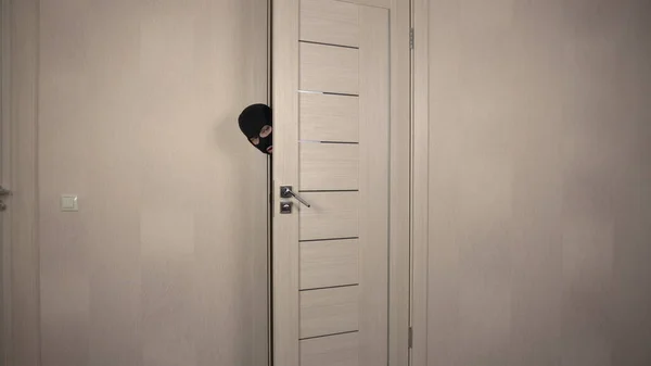 Soyguncu eve tırmandı. Maskeli haydut kapıyı açtı ve parmak uçlarına bastı..