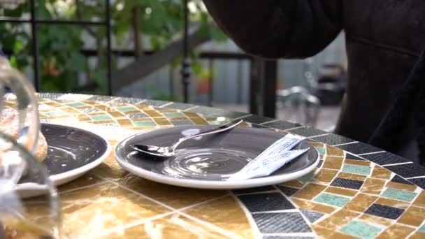 女性はお茶を飲み、テーブルの近くにマグカップを置きます. — ストック動画