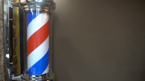 Decoración de peluquería giratoria en forma de espiral en rojo, blanco y azul. — Vídeo de stock
