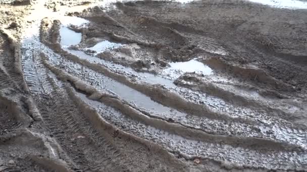 Voiture sur sol mouillé. Gros plan sur la saleté. — Video