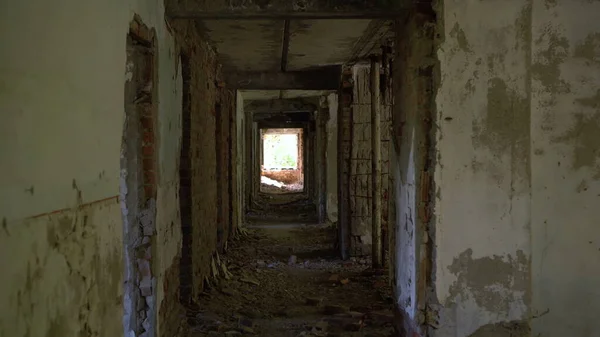 Прохід вздовж коридору старої покинутої будівлі . — стокове фото