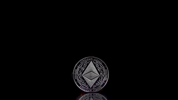 Ethereum érme begyullad egy elszigetelt fekete háttér. Lassú mozgás 250fps. — Stock videók