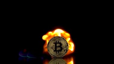 Bitcoin kara arka planda alev alır. Yavaş çekim 250 fps.