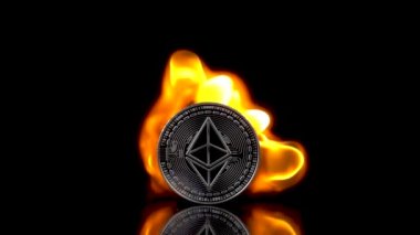 Ethereum madeni para izole edilmiş siyah bir arkaplanda alev alır. Yavaş çekim 250 fps.