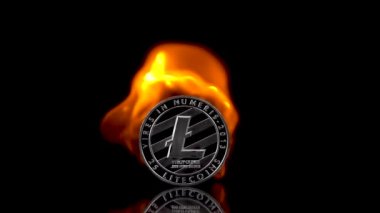 Litecoin - LTC madeni para izole edilmiş siyah bir arkaplanda alev alır. Yavaş çekim 250 fps.