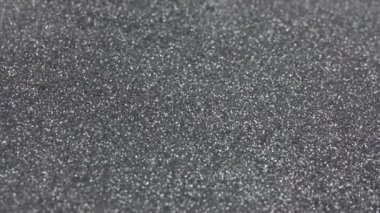 Bitcoin kriptosu gümüş parıltıların üzerine düşer. Gerçek metal btc madeni para. Yavaş çekim 500fps.